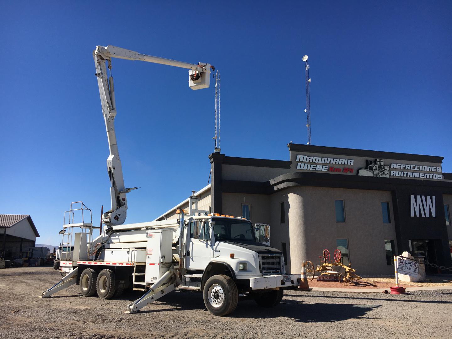 CAMION CON CANASTILLA ALTEC  AM855-F88